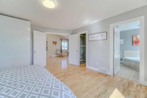 100 Royal Birch Crescent Nw, Calgary, AB - Indoor Photo Showing Bedroom