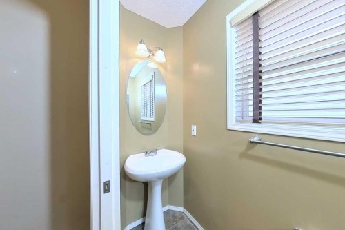 39 Simcoe Terrace Sw, Calgary, AB - Indoor Photo Showing Bathroom