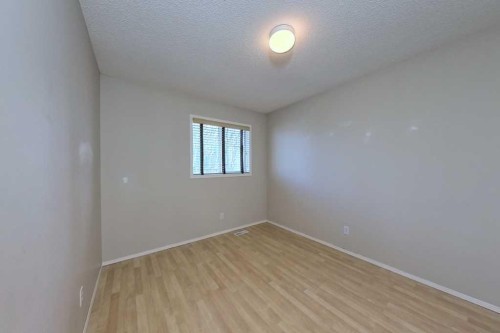39 Simcoe Terrace Sw, Calgary, AB - Indoor Photo Showing Other Room