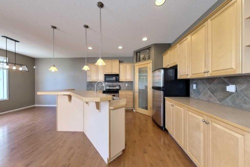 39 Simcoe Terrace Sw, Calgary, AB - Indoor Photo Showing Kitchen