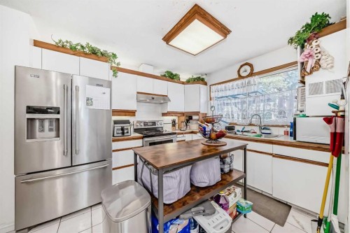 5132 Marian Way Ne, Calgary, AB - Indoor Photo Showing Kitchen