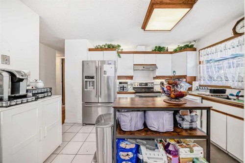 5132 Marian Way Ne, Calgary, AB - Indoor Photo Showing Kitchen