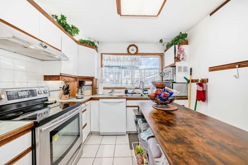 5132 Marian Way Ne, Calgary, AB - Indoor Photo Showing Kitchen