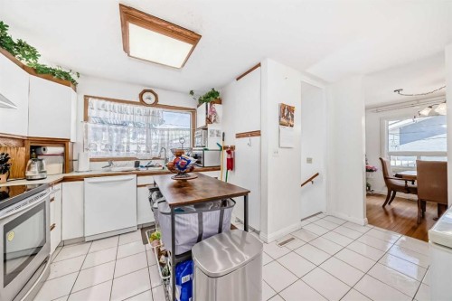 5132 Marian Way Ne, Calgary, AB - Indoor Photo Showing Kitchen