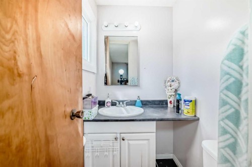 5132 Marian Way Ne, Calgary, AB - Indoor Photo Showing Bathroom