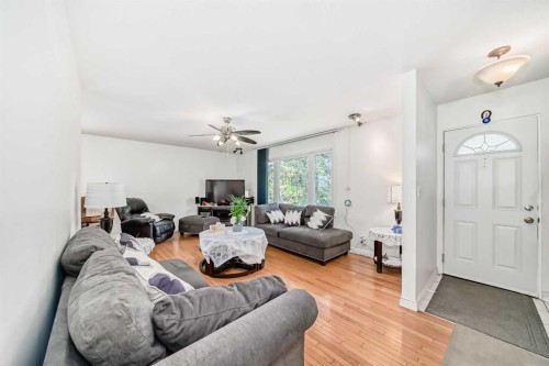 5132 Marian Way Ne, Calgary, AB - Indoor Photo Showing Living Room