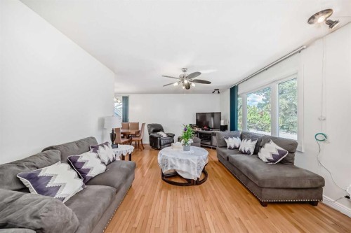 5132 Marian Way Ne, Calgary, AB - Indoor Photo Showing Living Room
