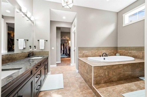 45 Cranbrook Heights Se, Calgary, AB - Indoor Photo Showing Bathroom