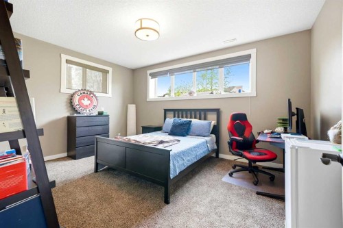 45 Cranbrook Heights Se, Calgary, AB - Indoor Photo Showing Bedroom