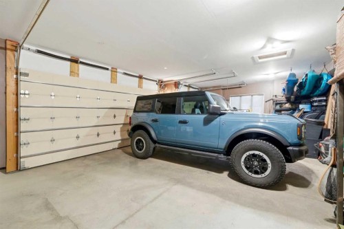 45 Cranbrook Heights Se, Calgary, AB - Indoor Photo Showing Garage