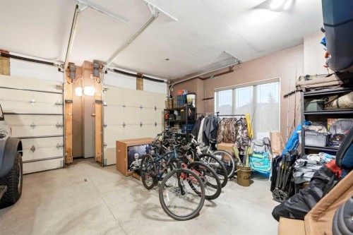 45 Cranbrook Heights Se, Calgary, AB - Indoor Photo Showing Garage