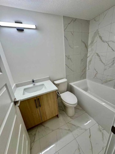 122 Sandpiper Bend, Chestermere, AB - Indoor Photo Showing Bathroom