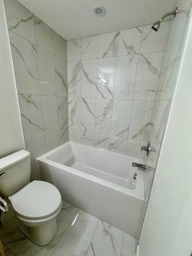 122 Sandpiper Bend, Chestermere, AB - Indoor Photo Showing Bathroom