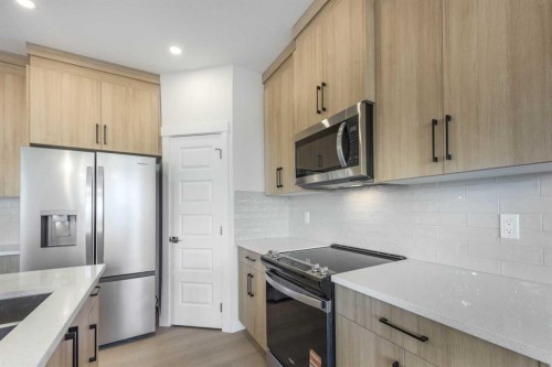 122 Sandpiper Bend, Chestermere, AB - Indoor Photo Showing Kitchen With Upgraded Kitchen