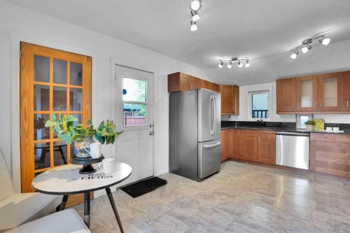 614 19 Avenue Nw, Calgary, AB - Indoor Photo Showing Kitchen