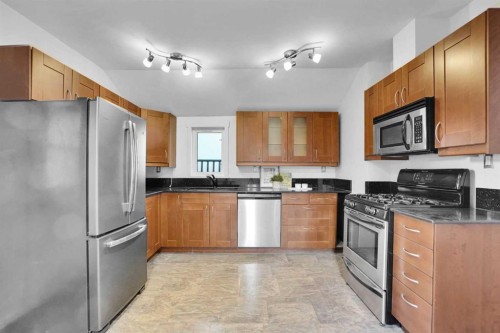 614 19 Avenue Nw, Calgary, AB - Indoor Photo Showing Kitchen