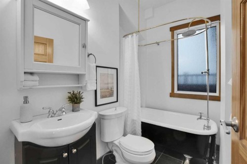 614 19 Avenue Nw, Calgary, AB - Indoor Photo Showing Bathroom