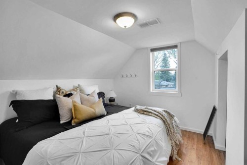 614 19 Avenue Nw, Calgary, AB - Indoor Photo Showing Bedroom