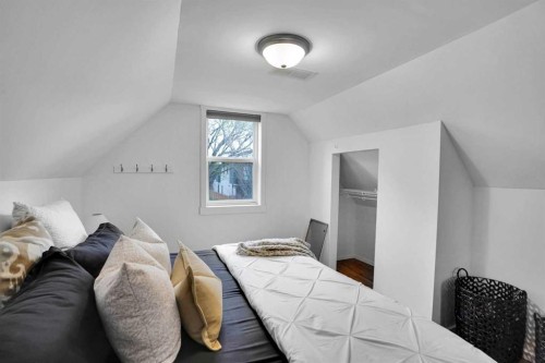 614 19 Avenue Nw, Calgary, AB - Indoor Photo Showing Bedroom