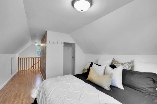 614 19 Avenue Nw, Calgary, AB - Indoor Photo Showing Bedroom