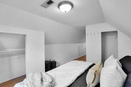 614 19 Avenue Nw, Calgary, AB - Indoor Photo Showing Bedroom