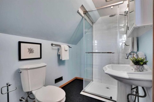 614 19 Avenue Nw, Calgary, AB - Indoor Photo Showing Bathroom