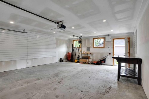 614 19 Avenue Nw, Calgary, AB - Indoor