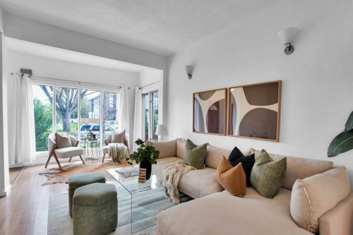 614 19 Avenue Nw, Calgary, AB - Indoor Photo Showing Living Room