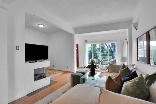 614 19 Avenue Nw, Calgary, AB - Indoor Photo Showing Living Room
