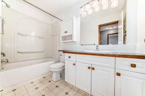 17 Ross Place, Crossfield, AB - Indoor Photo Showing Bathroom