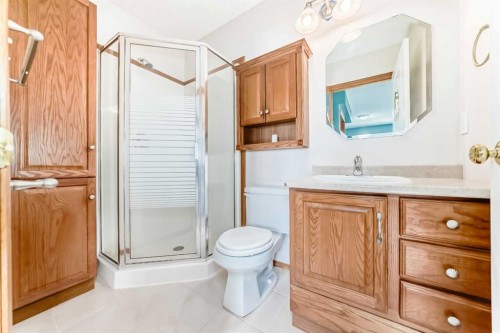17 Ross Place, Crossfield, AB - Indoor Photo Showing Bathroom