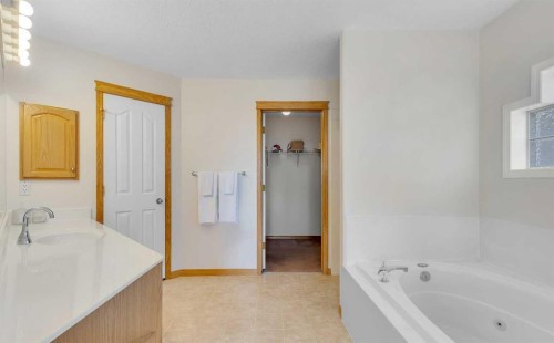 9 Panorama Hills Manor Nw, Calgary, AB - Indoor Photo Showing Bathroom