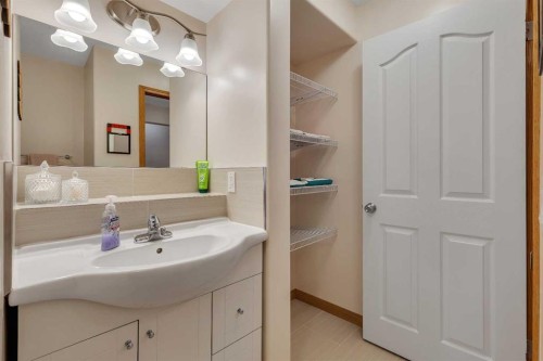 9 Panorama Hills Manor Nw, Calgary, AB - Indoor Photo Showing Bathroom