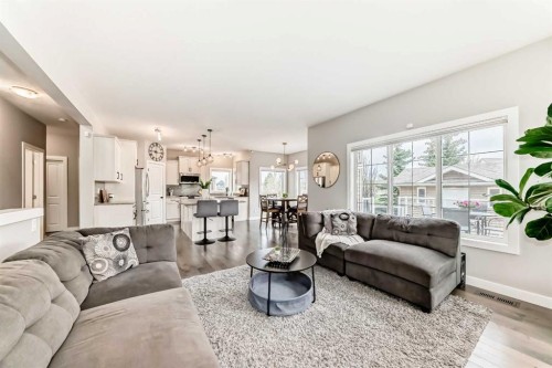 2201 Bayside Circle Sw, Airdrie, AB - Indoor Photo Showing Living Room