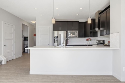 4 Heritage Terrace, Cochrane, AB - Indoor Photo Showing Kitchen With Upgraded Kitchen
