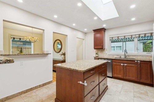 308 99 Avenue Se, Calgary, AB - Indoor Photo Showing Kitchen