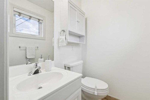308 99 Avenue Se, Calgary, AB - Indoor Photo Showing Bathroom