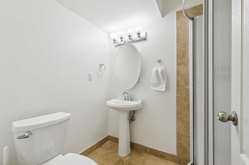 308 99 Avenue Se, Calgary, AB - Indoor Photo Showing Bathroom