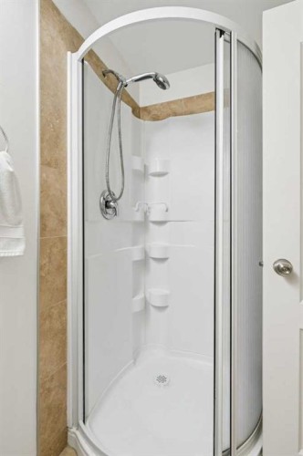 308 99 Avenue Se, Calgary, AB - Indoor Photo Showing Bathroom