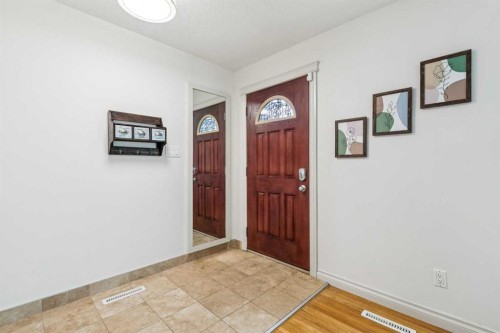 308 99 Avenue Se, Calgary, AB - Indoor Photo Showing Other Room