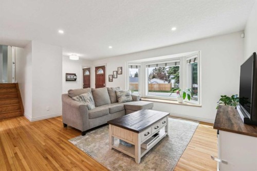 308 99 Avenue Se, Calgary, AB - Indoor Photo Showing Living Room