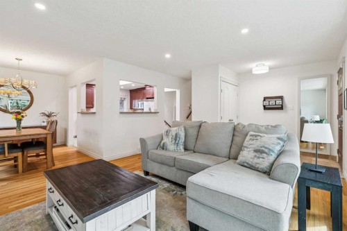 308 99 Avenue Se, Calgary, AB - Indoor Photo Showing Living Room