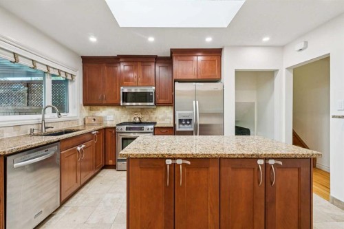 308 99 Avenue Se, Calgary, AB - Indoor Photo Showing Kitchen With Stainless Steel Kitchen With Upgraded Kitchen