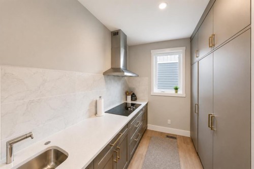 148 Crestridge Terrace Sw, Calgary, AB - Indoor Photo Showing Kitchen