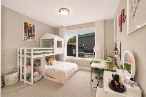 148 Crestridge Terrace Sw, Calgary, AB - Indoor Photo Showing Bedroom