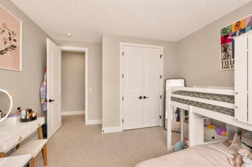 148 Crestridge Terrace Sw, Calgary, AB - Indoor Photo Showing Bedroom