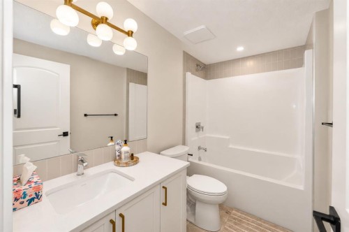 148 Crestridge Terrace Sw, Calgary, AB - Indoor Photo Showing Bathroom