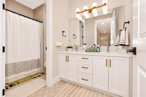 148 Crestridge Terrace Sw, Calgary, AB - Indoor Photo Showing Bathroom