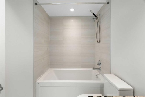 1006-519 Riverfront Avenue Se, Calgary, AB - Indoor Photo Showing Bathroom