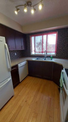 821 Whitemont Drive Ne, Calgary, AB - Indoor Photo Showing Kitchen With Double Sink